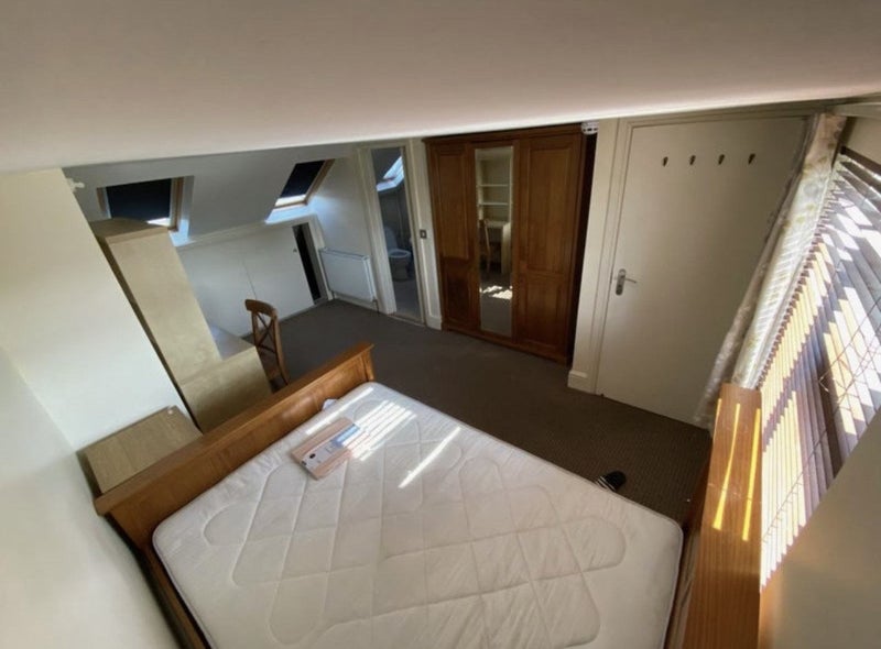 Room Clinton Road in Greater London