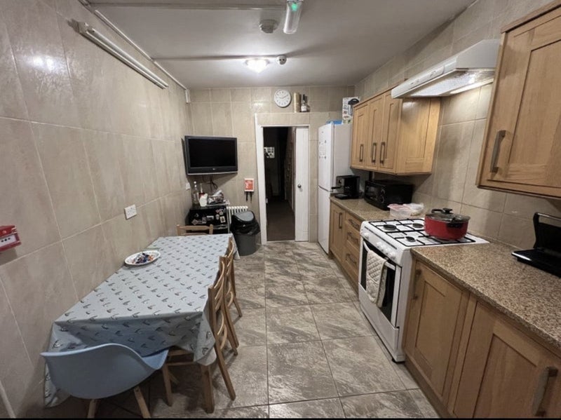 Room Clinton Road in Greater London