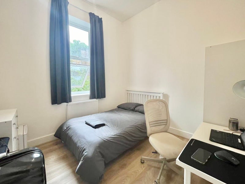 Room Eversholt Street in Greater London