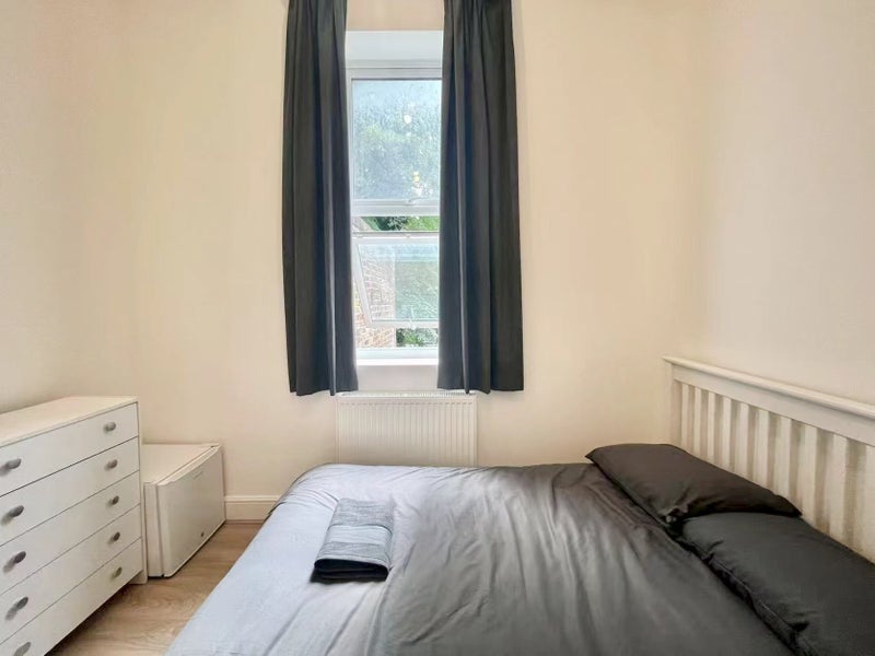 Room Eversholt Street in Greater London