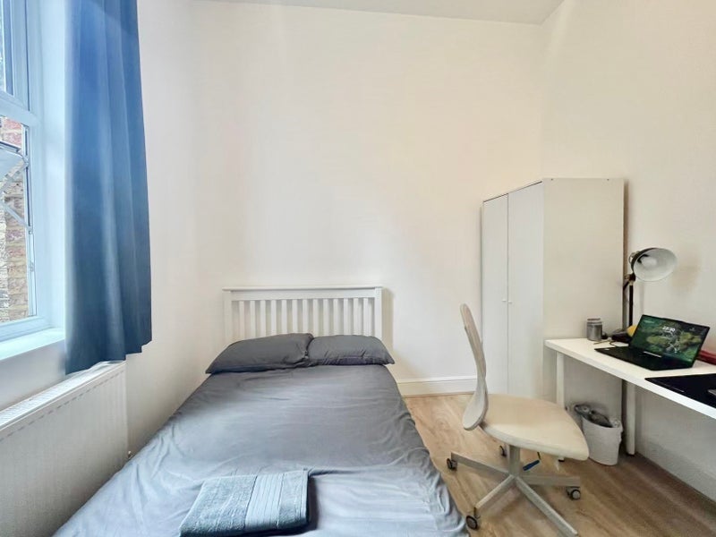 Room Eversholt Street in Greater London