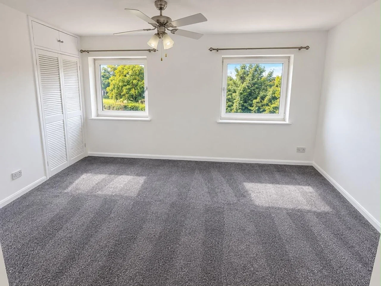 Flat Conegar Court in Slough