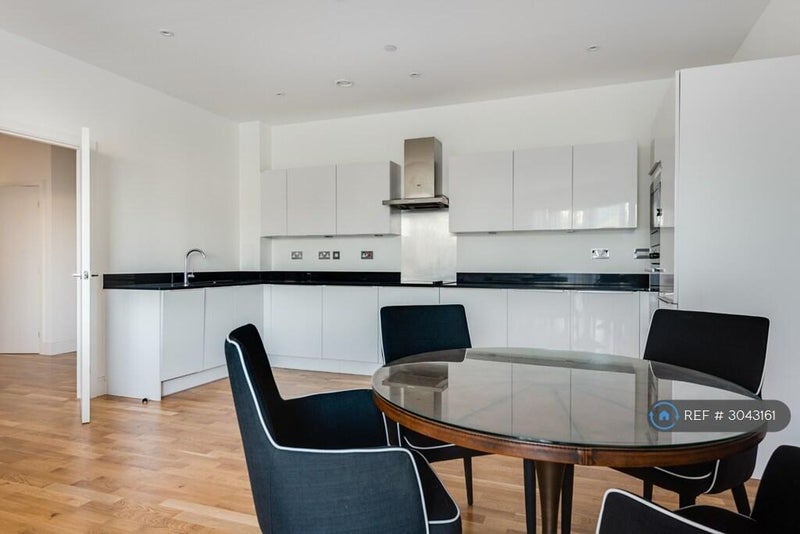 Room Leven Road in Greater London