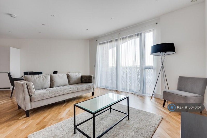 Room Leven Road in Greater London