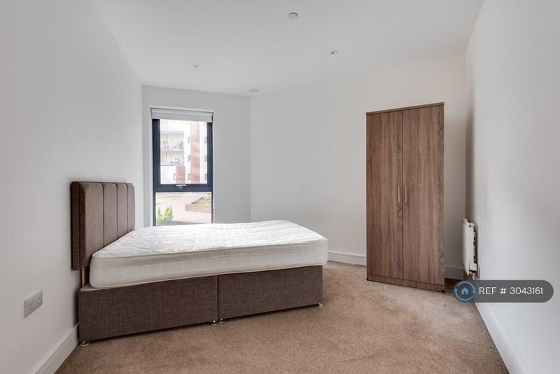 Room Leven Road in Greater London