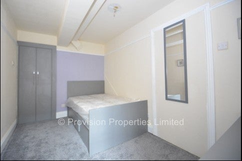 Flat Regent Park Terrace in Leeds