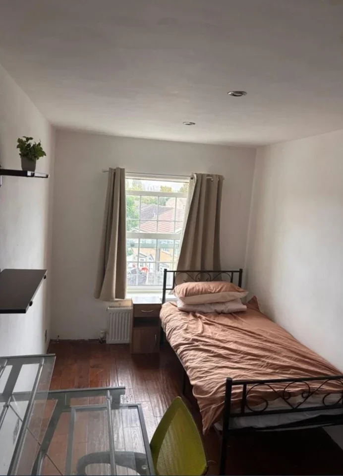 Room Aspen Drive in Greater London