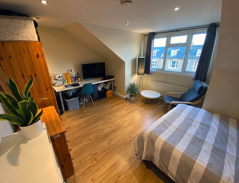 Room Finsbury Park Road in Greater London