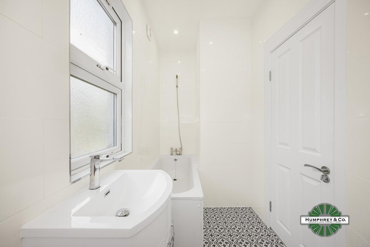 Flat Blyth Road in Greater London