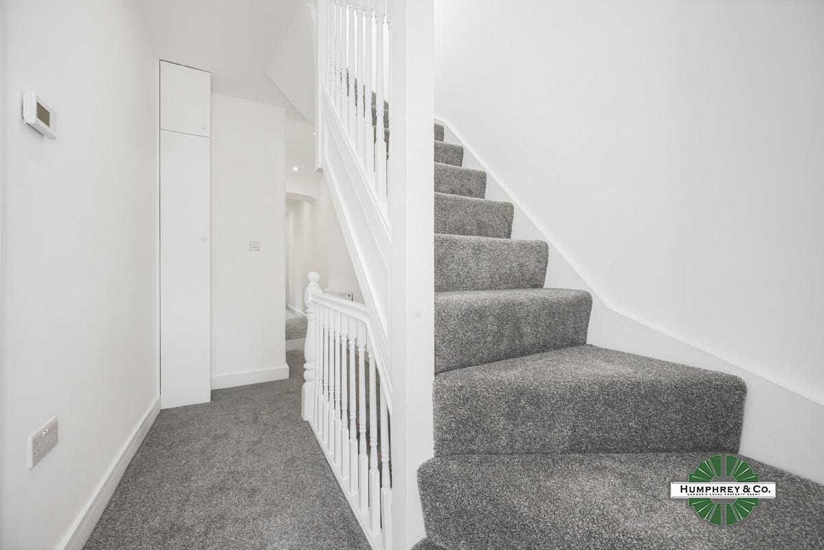 Flat Blyth Road in Greater London