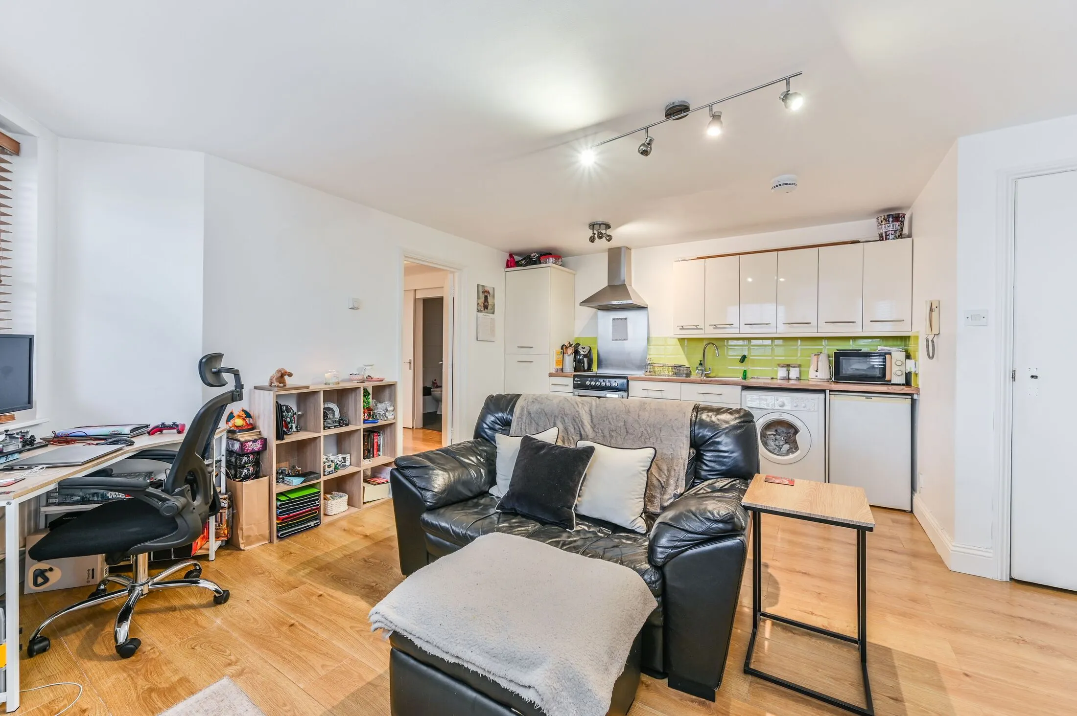 Flat Clapham High Street in Greater London