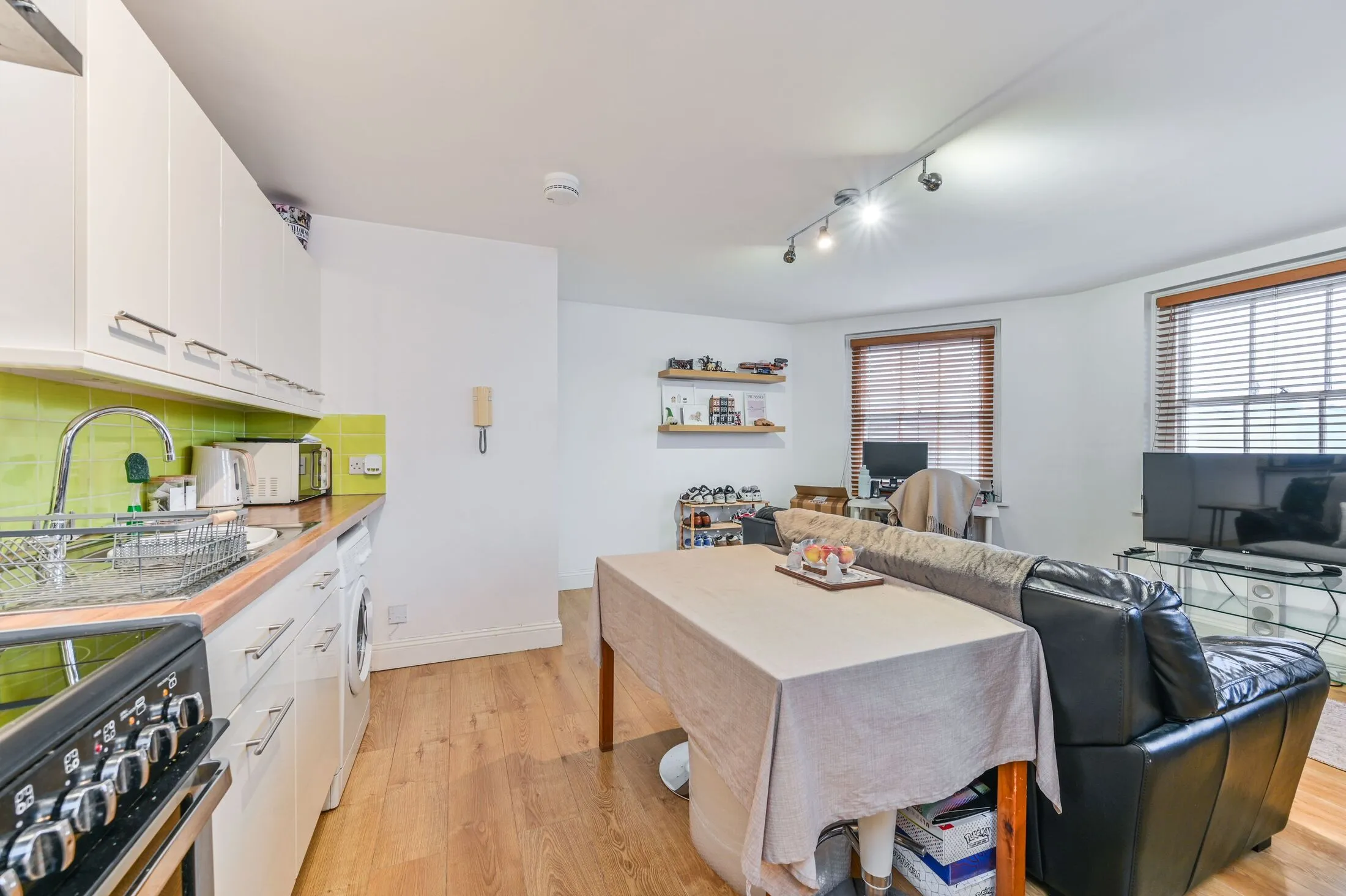 Flat Clapham High Street in Greater London