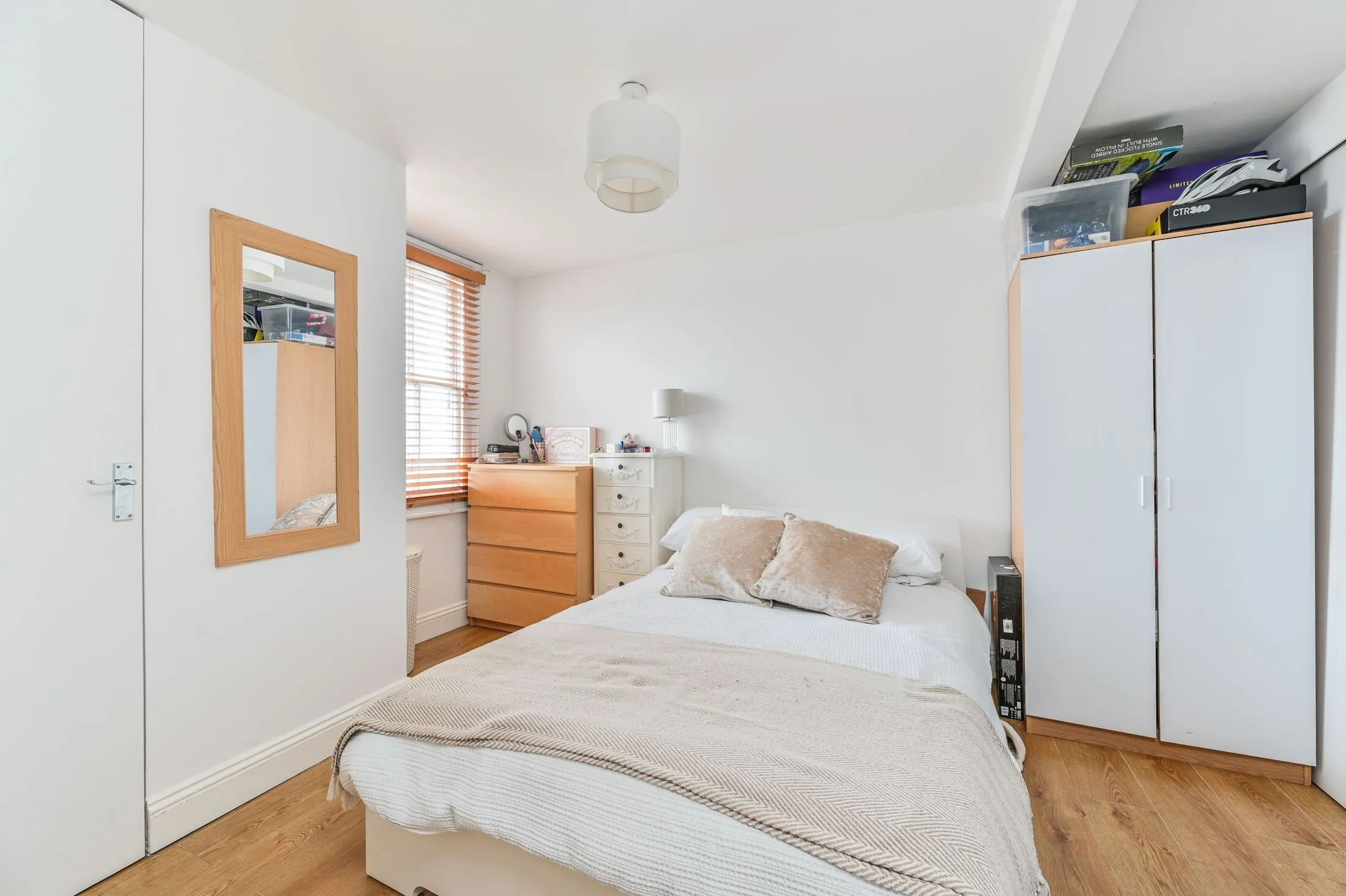 Flat Clapham High Street in Greater London