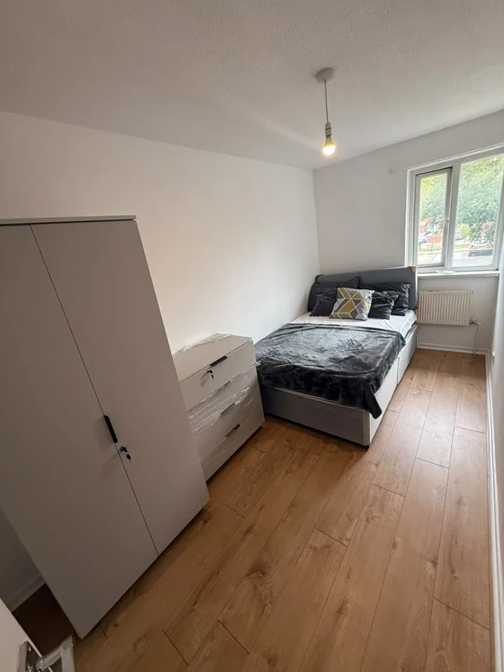Room Cherbury Close in Greater London