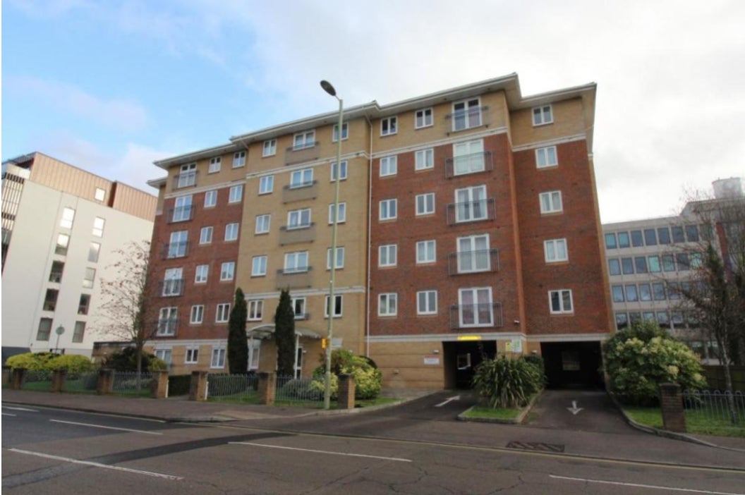 Flat Farnborough Road in Rushmoor