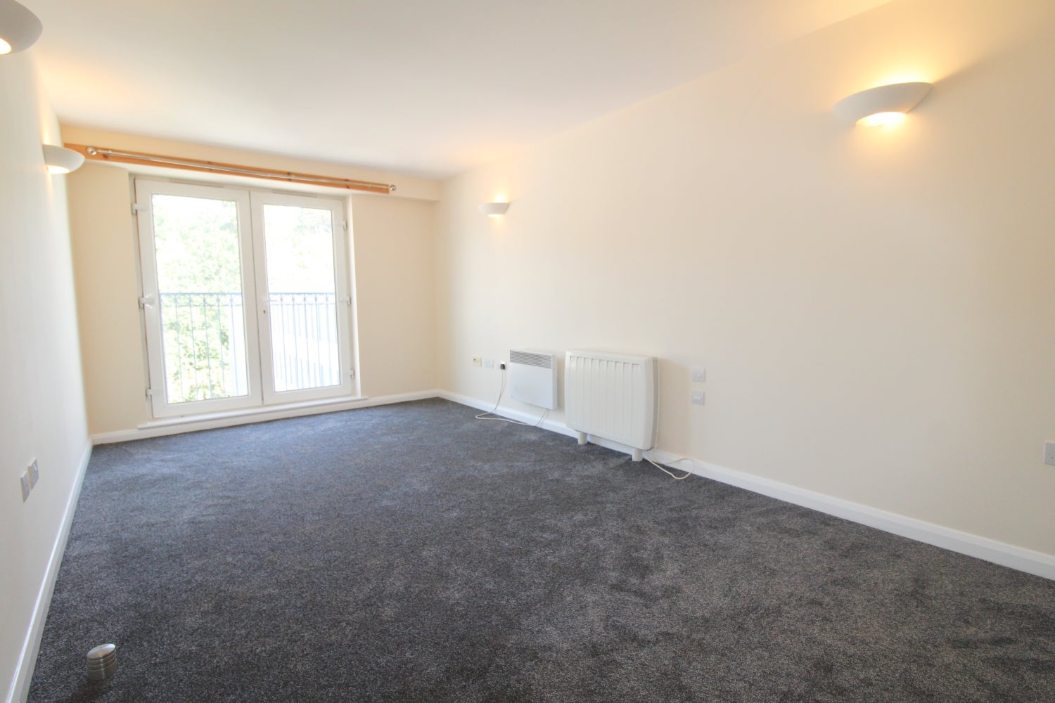 Flat Farnborough Road in Rushmoor