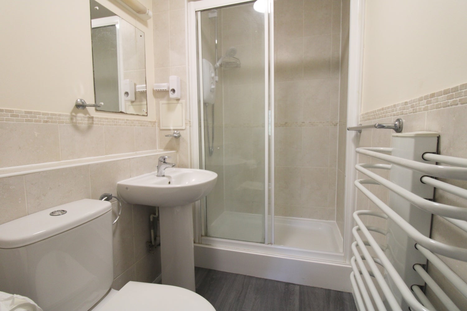 Flat Farnborough Road in Rushmoor