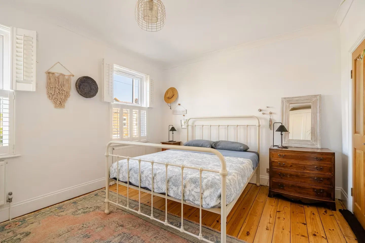 Room King's Road in Greater London