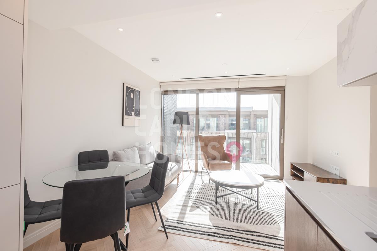 Flat Michael Road in Greater London