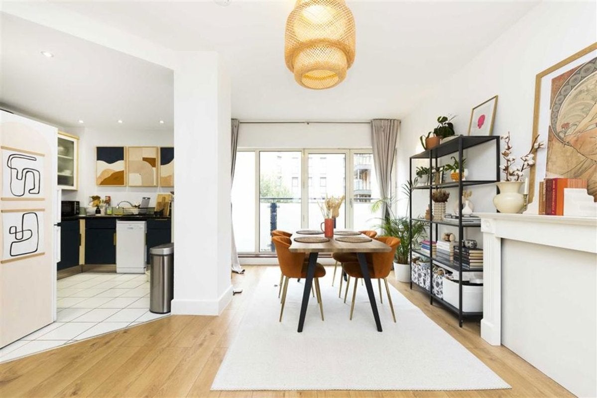 Flat Artichoke Hill in Greater London