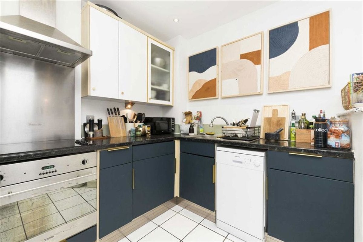 Flat Artichoke Hill in Greater London