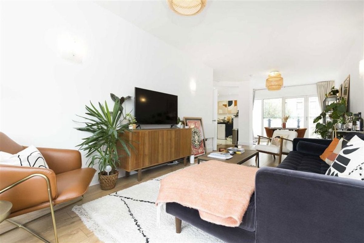 Flat Artichoke Hill in Greater London