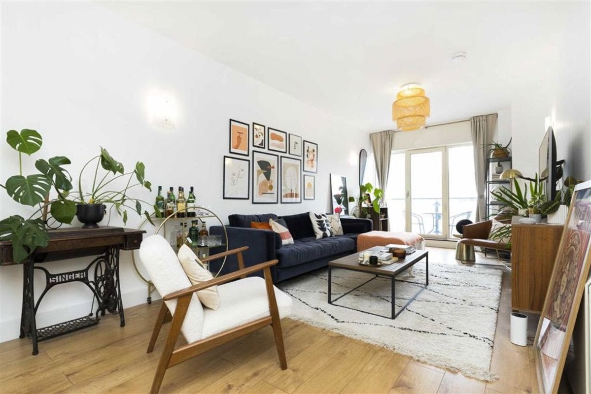 Flat Artichoke Hill in Greater London