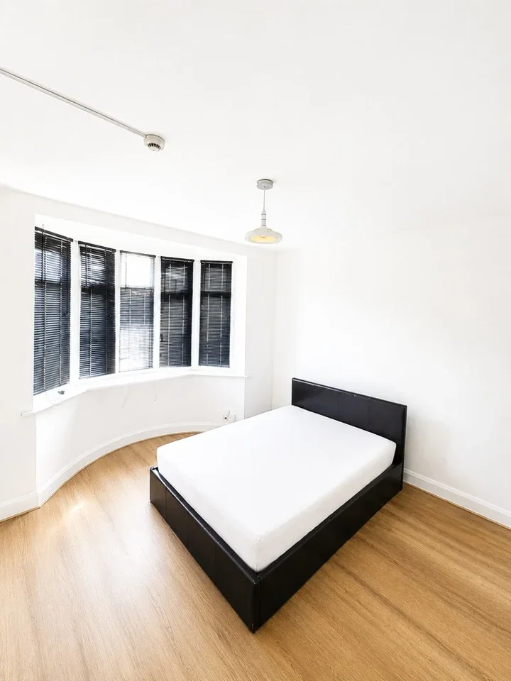 Flat Ellerdine Road in Greater London