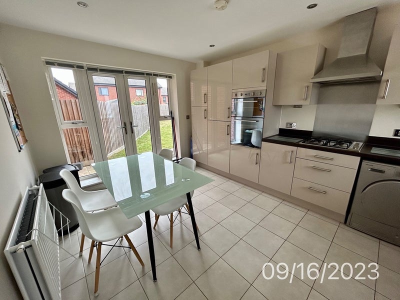 Room Greenfinch Road in Coventry