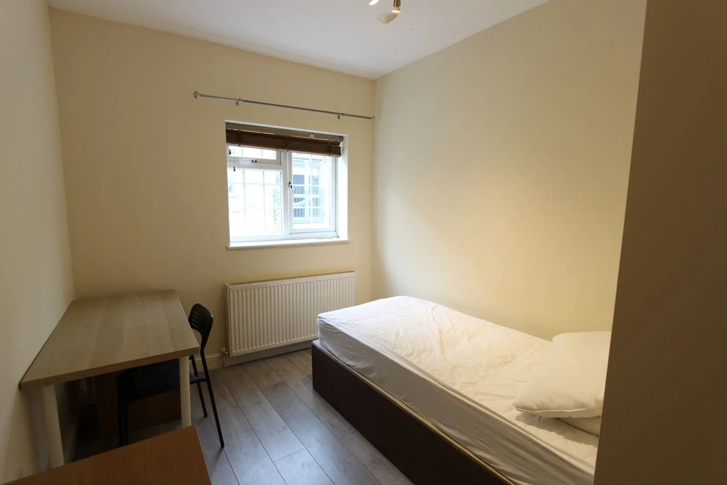 Flat Cleveland Street in Greater London