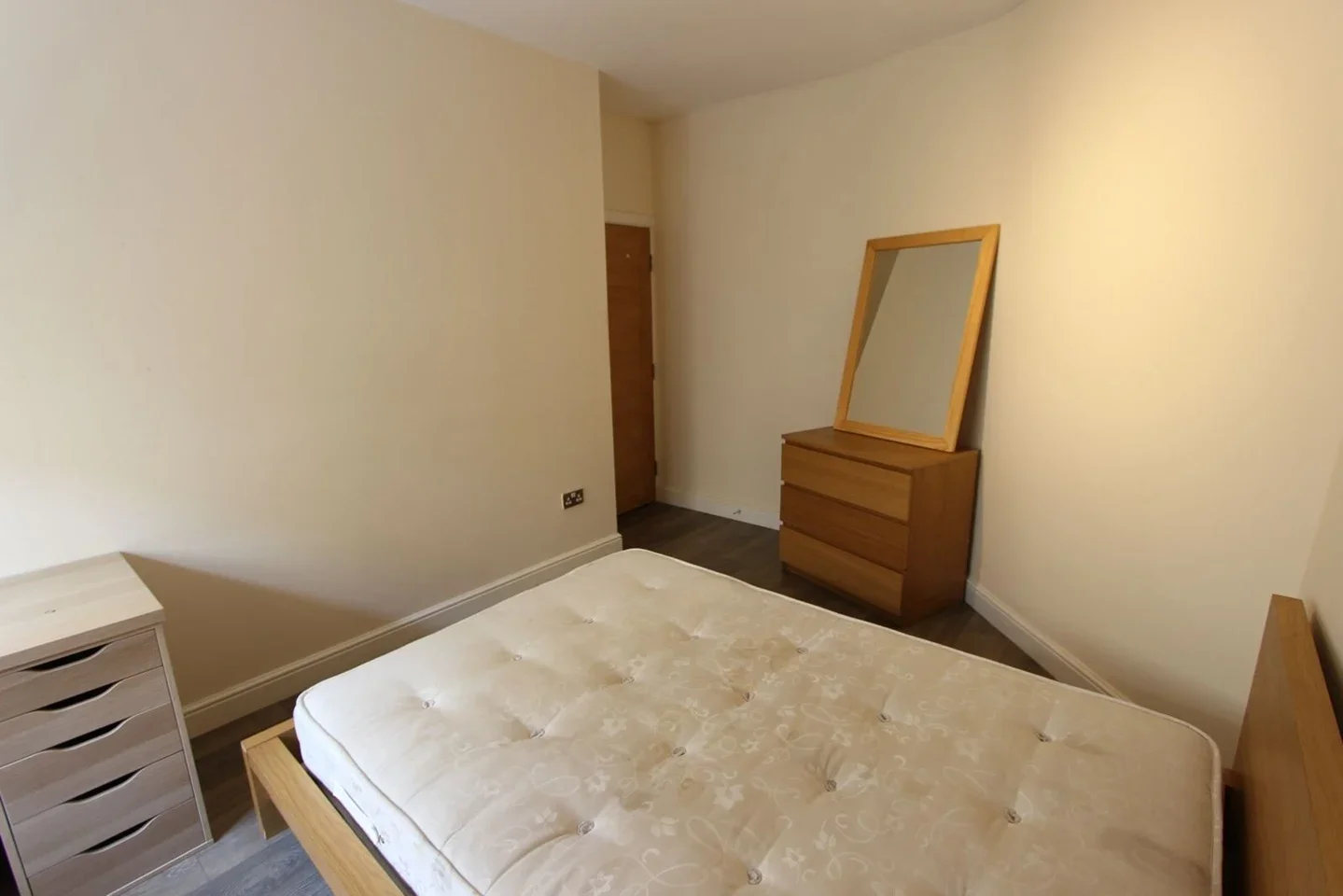 Flat Cleveland Street in Greater London