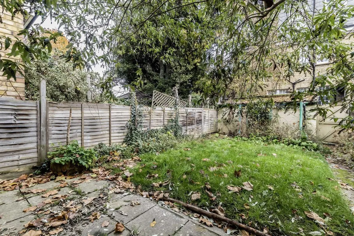 Flat Northfield Avenue in Greater London