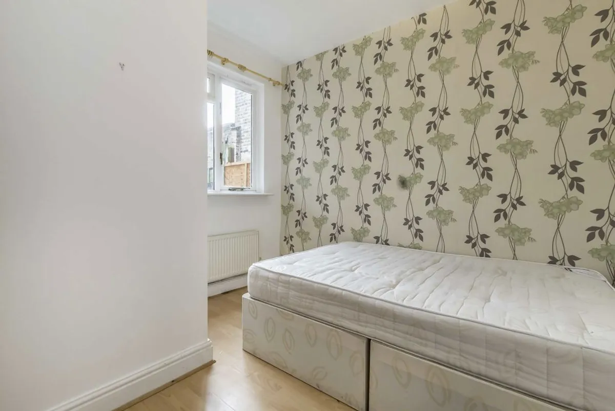 Flat Northfield Avenue in Greater London