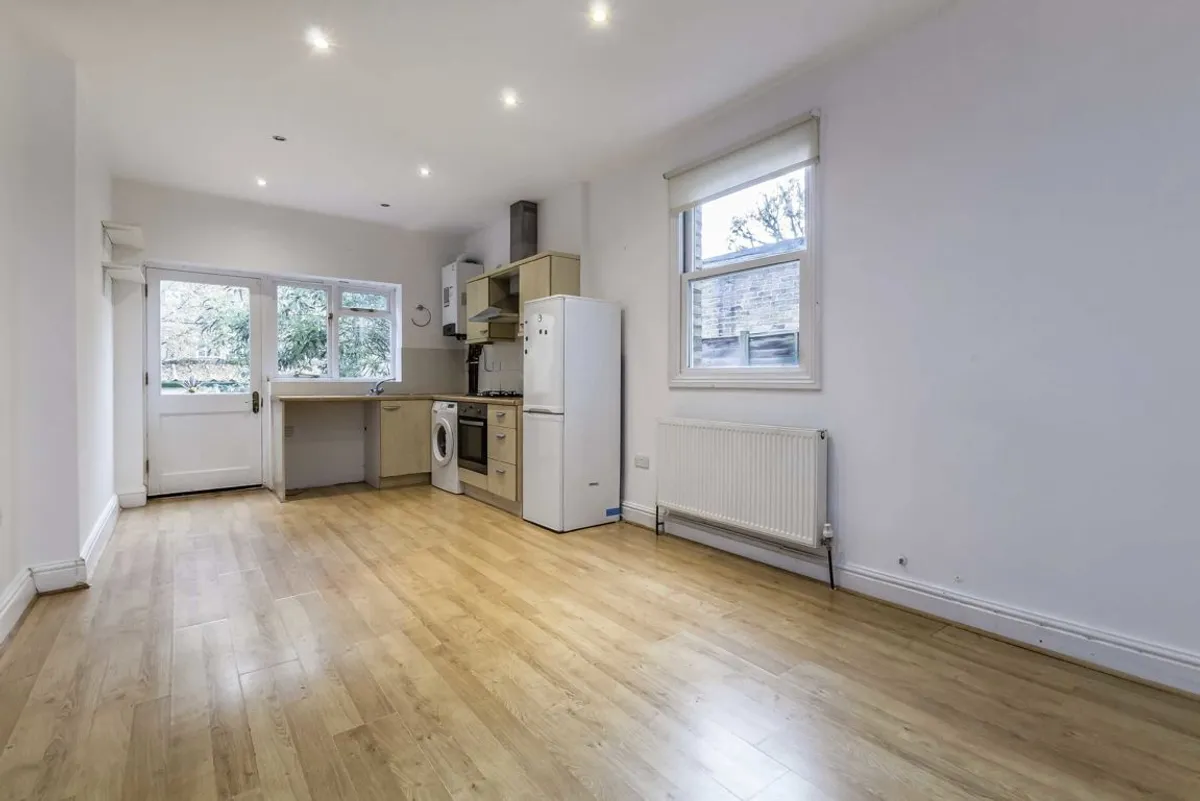 Flat Northfield Avenue in Greater London