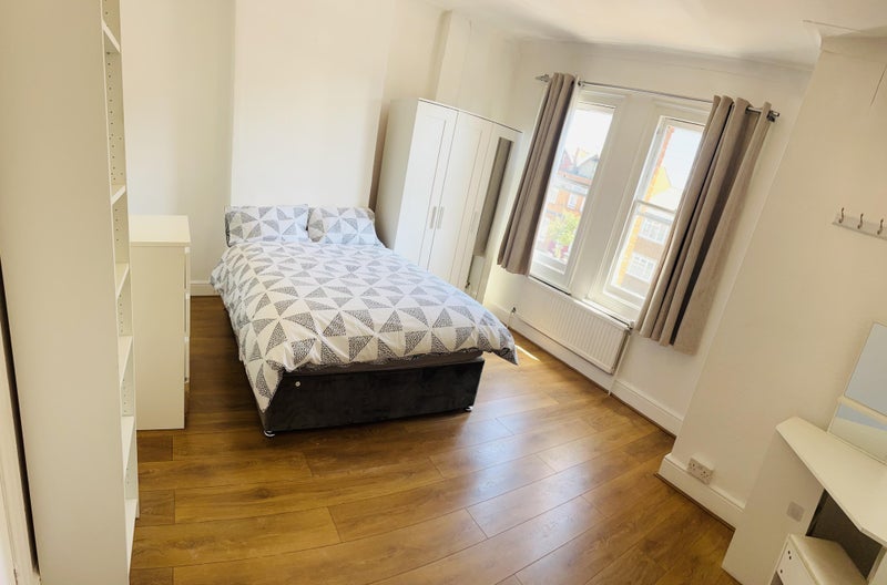 Room Gladstone Avenue in Greater London