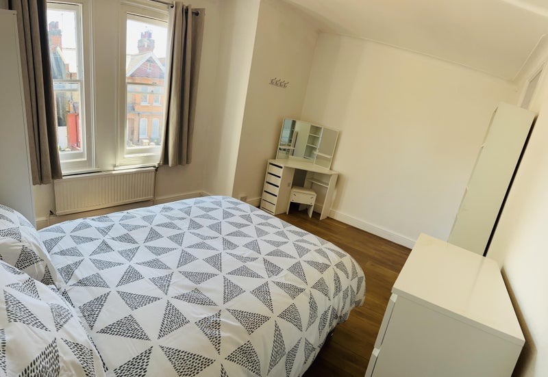 Room Gladstone Avenue in Greater London