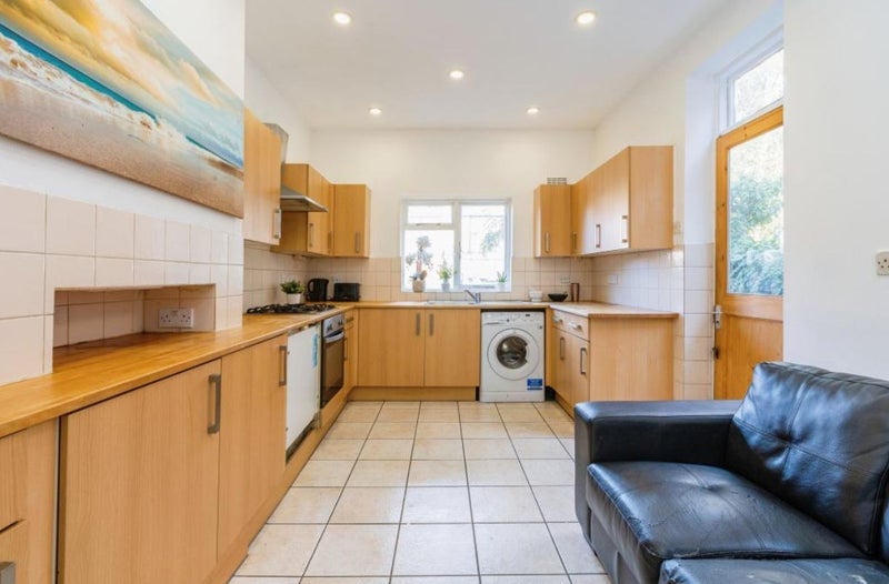 Room Gladstone Avenue in Greater London
