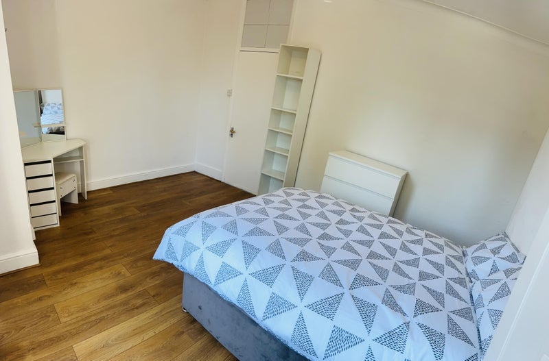 Room Gladstone Avenue in Greater London