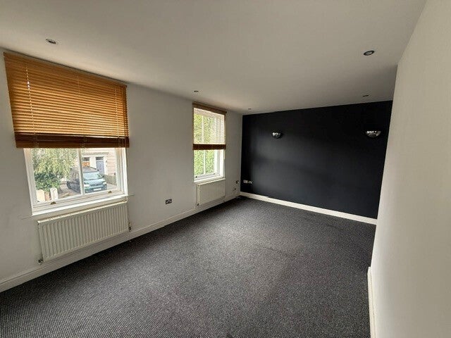 Flat Manor Close in Oxton
