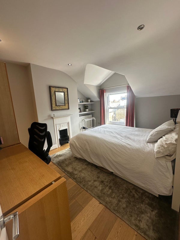 Room Comyn Road in Greater London