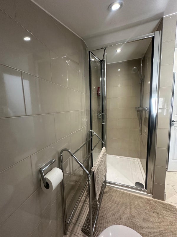 Room Comyn Road in Greater London