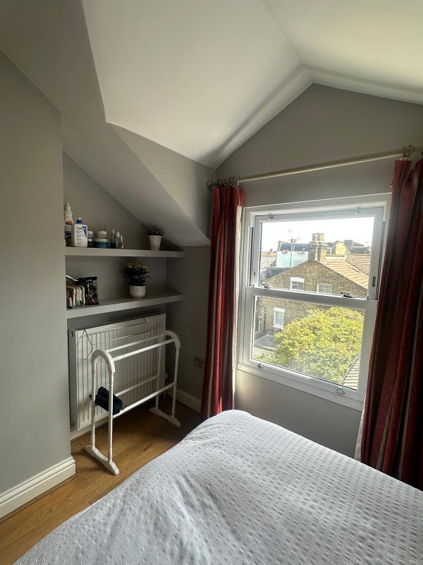 Room Comyn Road in Greater London