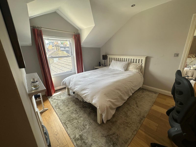 Room Comyn Road in Greater London