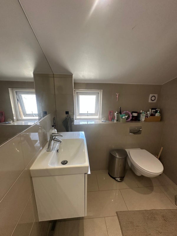 Room Comyn Road in Greater London