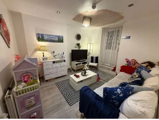 Room Empress Avenue in Greater London