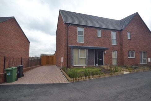 House Rowan Tree Drive in Wolverhampton