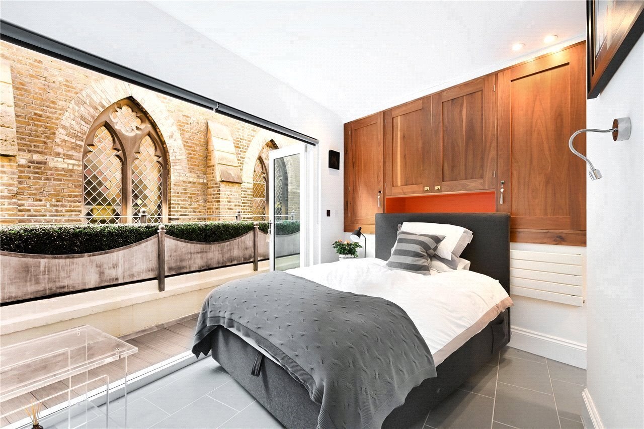 Flat Emperor's Gate in Greater London