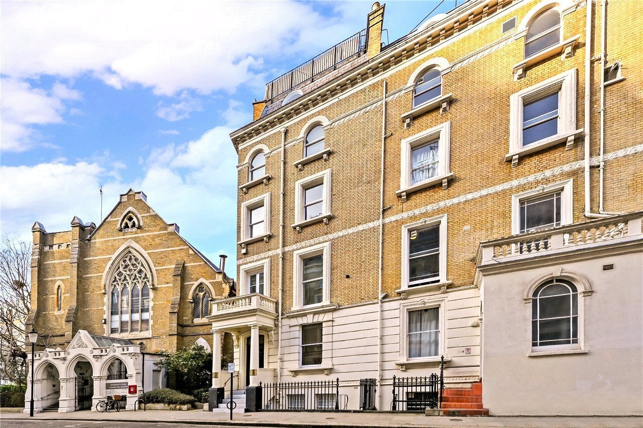 Flat Emperor's Gate in Greater London