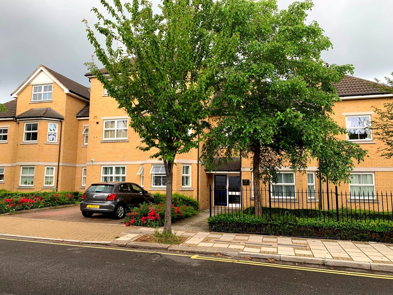 Flat Bonnersfield Lane in Greater London