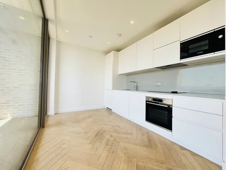 Flat Walm Lane in Greater London